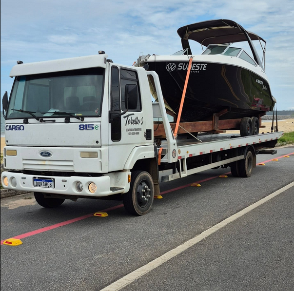 Foto de reboque em estrada